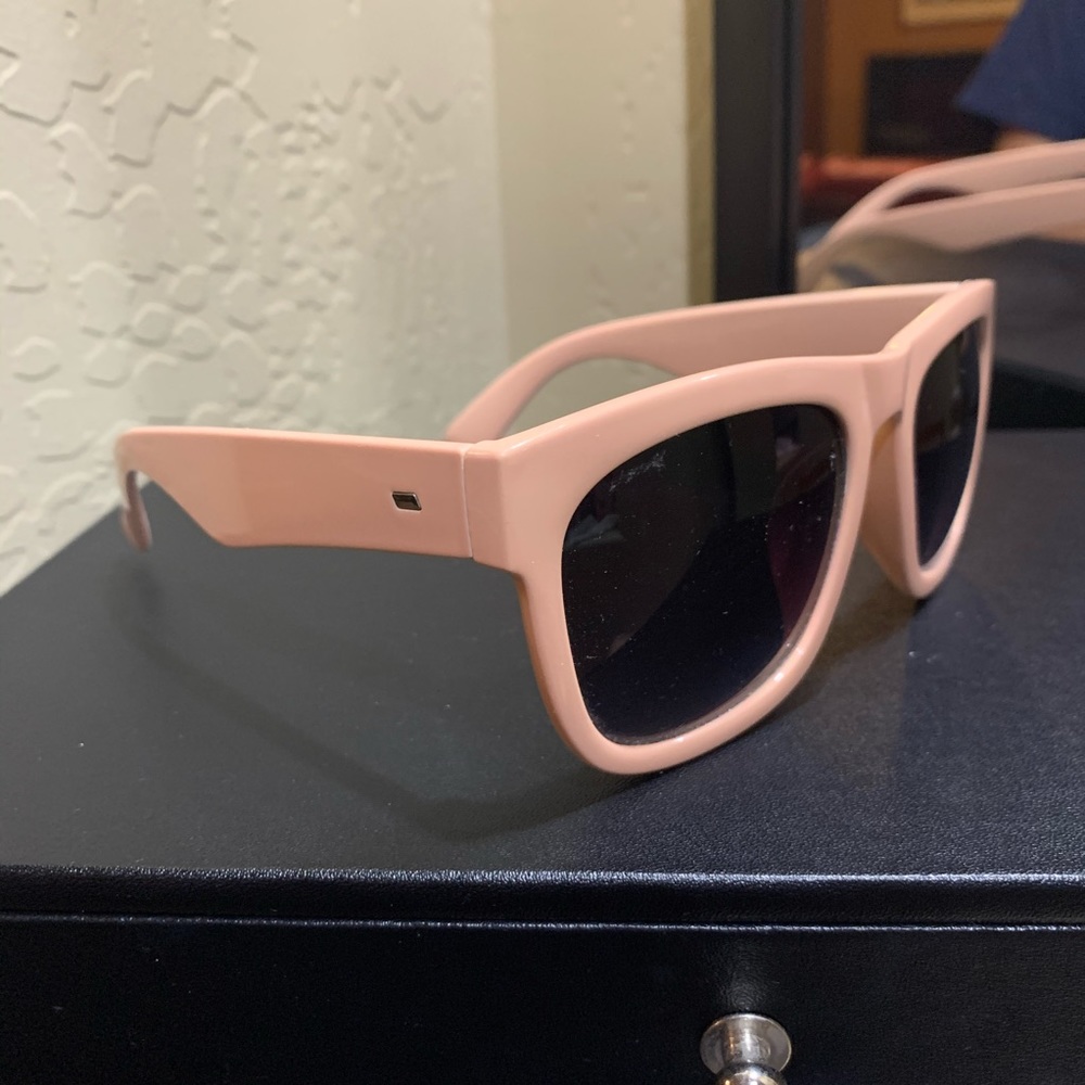 Peach Colored Women’s Sunglsses